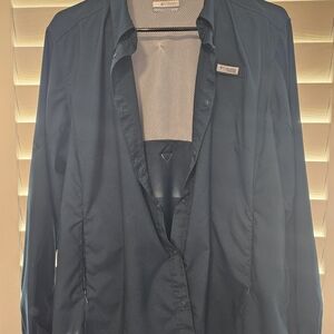 Columbia Women's dark pine green blouse.